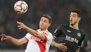 Kölns Verteidiger Jonas Hector im Zweikampf mit Hannovers Mittelstürmer Joselu