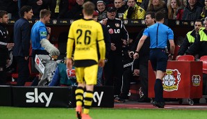 66. Minute: Schiedsichter Felix Zwayer (r.) unterbricht die Partie zwischen Bayer und dem BVB