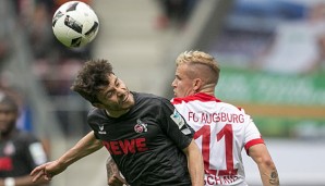 Augsburgs Jonathan Schmidt im Zweikampf mit Jonas Hector