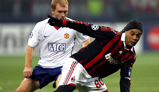 Ronaldinho (r.) machte das 1:0 gegen United. Paul Scholes (l.) und United gewannen trotzdem mit 3:2