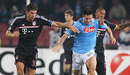 Mario Gomez (l.) verschoss in Neapel einen Elfmeter