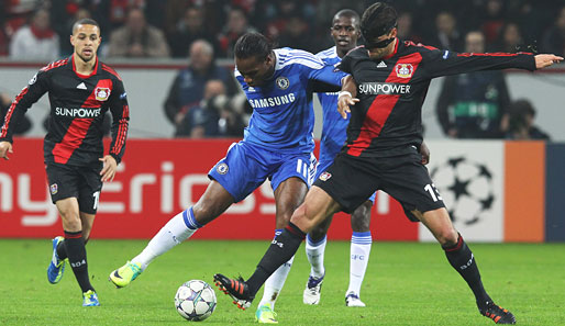 Früher Kollegen, jetzt Gegner: Michael Ballack (r.) und Didier Drogba (M.) schenkten sich nichts