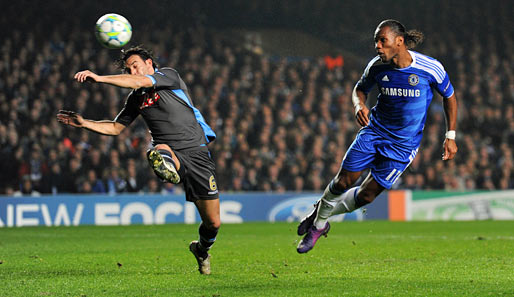 Stürmer Didier Drogba (r.) traf gegen den SSC Neapel in der 28. Minute zum 1:0 für den FC Chelsea