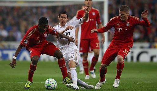 David Alaba (l.) und Bastian Schweinsteiger (r.) stoppen gemeinsam Angel di Maria (M.)