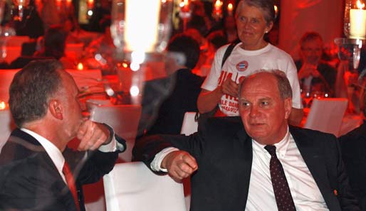 Karl-Heinz Rummenigge (l.) und Uli Hoeneß wirken zunehmend ratlos.