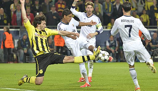 Mats Hummels (l.) bei seinem wichtigen Tackling in der letzten Minute der Nachspielzeit gegen Varane