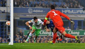 Lehrstunde für die Wölfe: Seamus Coleman drückt hier den Ball zum 2:0 über die Linie