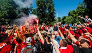 Das Gute an Pyrotechnik in großen Fanscharen: es ist immer genug Bier zum Löschen da.