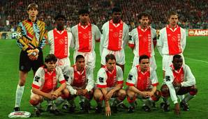 Ajax Amsterdams Aufstellung beim Hinspiel gegen Bayern. Oben (v.l.n.r.): van der Sar, Seedorf, Rijkaard, Kanu, Blind, R. de Boer. Unten (v.l.n.r.): Litmanen, Reiziger, F. de Boer, Overmars, George.