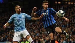 Robin Gosens im Zweikampf mit Kyle Walker von Manchester City.