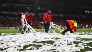 Bei den ganzen Protesten lassen sich auch die Fans der Bayern nicht zweimal bitten - die Anhänger des Rekordmeisters protestieren mit Klopapier gegen die Eintrittspreise