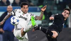 JUVENTUS TURIN - FC PORTO 1:0: Andere Sportart? Andre Silva und Dani Alves im Kampf um den Ball