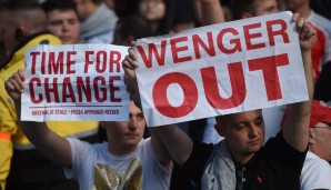 Zuletzt gab es immer häufiger "Wenger out"-Rufe und -Plakete im Emirates Stadium. So gern sie ihre Trainerlegende auch haben, Wenger war mittlerweile lange genug da