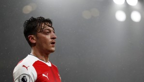 Dass Özil erkältet fehlt, lenkt nur wenig von der Tatsache ab, dass der Spielmacher weiterhin nicht mit dem großen Druck klarzukommen scheint - jedenfalls nicht in den wichtigen Spielen