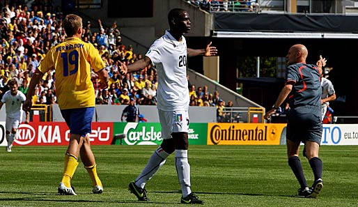 Mario Balotelli (M.) erzielte erst das 1:0 und wurde dann von Tony Chapron (r.) vom Platz gestellt