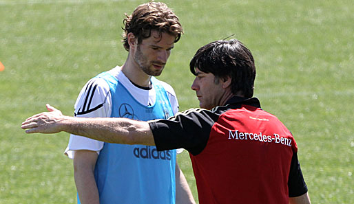 Arne Friedrich (l., mit Jogi Löw) gab im August 2002 gegen Bulgarien sein Debüt im Nationalteam