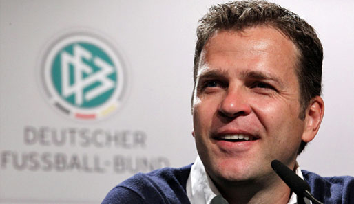 Oliver Bierhoff stellt sich den Journalisten vor dem Spanien-Spiel