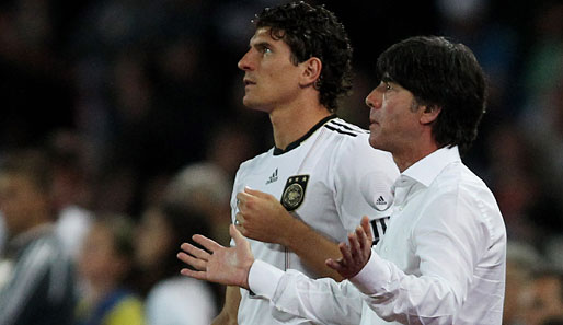 Joachim Löw (r.) hält große Stücke auf Mario Gomez vom FC Bayern München