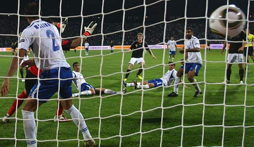 Andre Schürrle (M.) versenkt den Ball kurz vor Schluss zum entscheidenden 3:1 für Deutschland