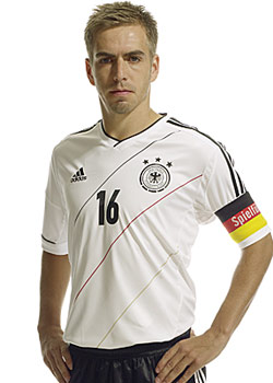 Bei Werbeaufnahmen für "adidas" präsentierte Lahm das neue Trikot der Nationalmannschaft für die EM