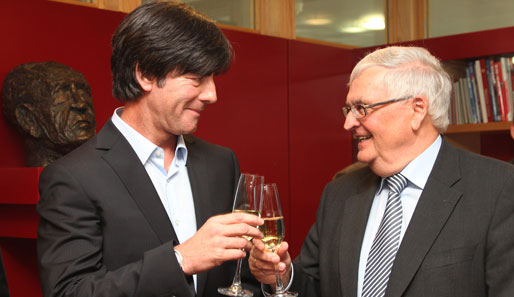 Theo Zwanziger plant mit Bundestrainer Joachim Löw (l.) bis zur WM 2014 in Brasilien