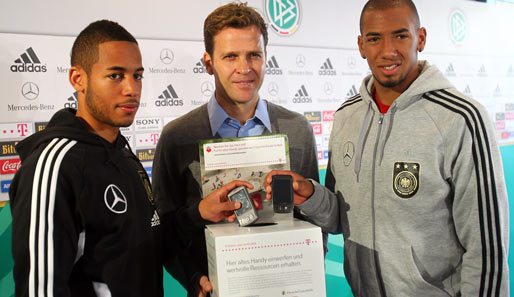 Dennis Aogo (l.), Oliver Bierhoff (M.) und Jerome Boateng (r.) unterstützen die Rücknahmeaktion