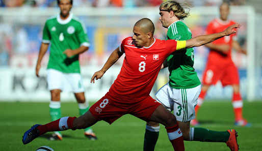 Die Partie zwischen der Schweiz und Deutschland, hier Inler und Schmelzer, war hart umkämpft