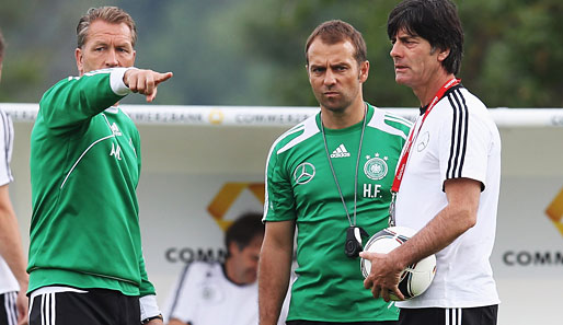 Hansi Flick (M.) ist beim DFB seit 2006 als Assistent von Joachim Löw tätig