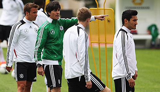 Joachim Löw (2.v.l.) zeigt seinen Spielern, wo es lang geht