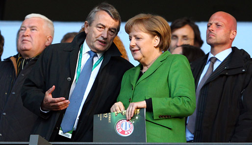 Bundeskanzlerin Angela Merkel im Gespräch mit DFB-Präsident Wolfgang Niersbach