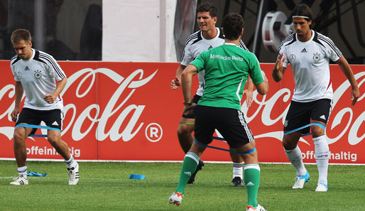 Kapitän Lahm (l.) und Khedira (r.) nahmen kurz vor dem ersten EM-Spiel nicht am Training teil