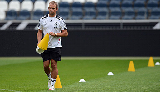 DFB-Assistenztrainer Hans-Dieter Flick sieht im deutschen Sturm wenig Alternativen