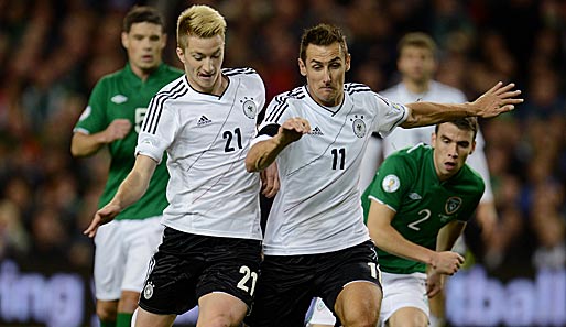 Marco Reus (l.) ist einen Tick eher am Ball als Miro Klose und wird gleich das 0:1 markieren