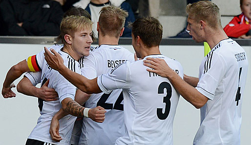 Die U 21 bejubelt den Führungstreffer durch Lewis Holtby (l.)