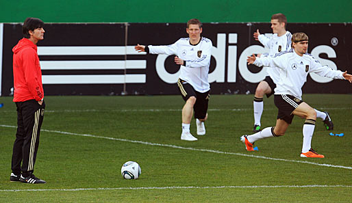 Bastian Schweinsteiger (M.) und Marcel Schmelzer (r.) äußerten sich auf der DFB-Pressekonferenz