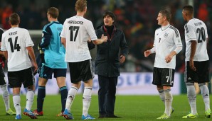 Auf Joachim Löw (M.) kommt bis zur WM in Brasilien noch einige Arbeit zu