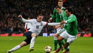 Mats Hummels (r.) im Zweikampf mit Wayne Rooney