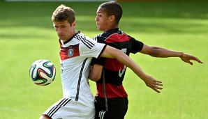 Thomas Müller im Zweikampf mit U-Nationalspieler Malcolm Cacutalua