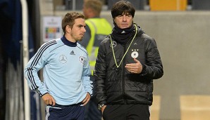 Lahm (l.) wird laut Löw (r.) nur bei Problemen auf der rechten Seite spielen