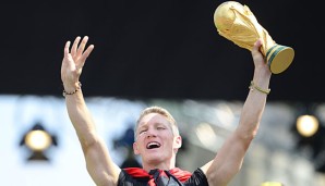 Bastian Schweinsteiger mit dem Weltmeister-Pokal