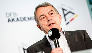 Wolfgang Niersbach besuchte eine Flüchtlingsunterkunft im Frankfurter Vorort Egelsbach