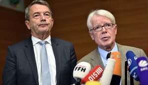 Reinhard Rauball (r.) sieht seine Rolle als Moderator im WM-Skandal