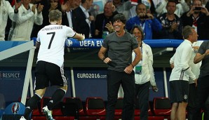 Bastian Schweinsteiger kam nach dem Siegtor gegen die Ukraine zu Joachim Löw