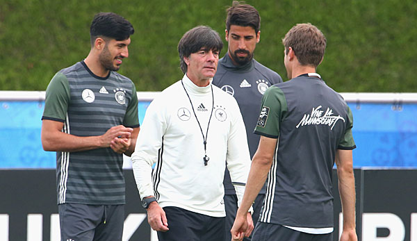 Joachim Löw glaubt, Emre Can und Co. dank seiner Erfahrung genug Hilfe zu sein