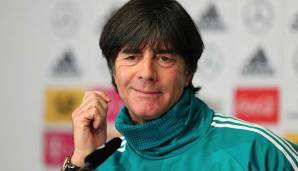 Joachim Löw gibt vor dem Spiel gegen Spanien eine Pressekonferenz.