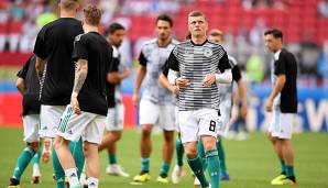 Freistoß-Gott Toni Kroos blickt beim Aufwärmen in der Kazan Arena noch etwas skeptisch drein.