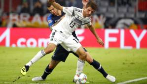 Thomas Müller im Zweikampf mit Frankreichs Lucas Hernandez.