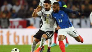 Freundschaftsspiel 2017: In Köln erlebten die Fans ein munteres Testspiel. Beim 2:2-Unentschieden traf Alexandre Lacazette (r.) doppelt für Les Bleus.