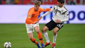 FRENKIE DE JONG: Unheimlich talentiert, unheimlich raffiniert. Hält auch hohem Gegnerdruck stand und fungiert als kluger, aber aggressiver Ballverteiler. Wechselt nach der Saison nicht grundlos für 80 Millionen Euro zu Barca.