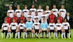 Die deutsche U17 im Jahr 2011 mit Trainer Stefan Böger (mittlere Reihe, 1.v.l.) Niklas Süle (mittlere Reihe, 4.v.r.), Serge Gnabry (vordere Reihe, 3.v.l.) und Leon Goretzka (vordere Reihe, 5.v.l.).